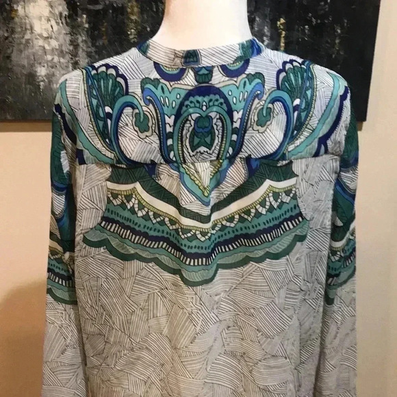 Chicos Sheer Paisley Design Long Sleeved Top w/Rounded Hem V Neck Collar Size 2 - Picture 7 of 8
